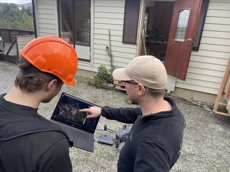 Bu Composite insepktør som viser resultatene til en kunde i etterkant av taksjekket.